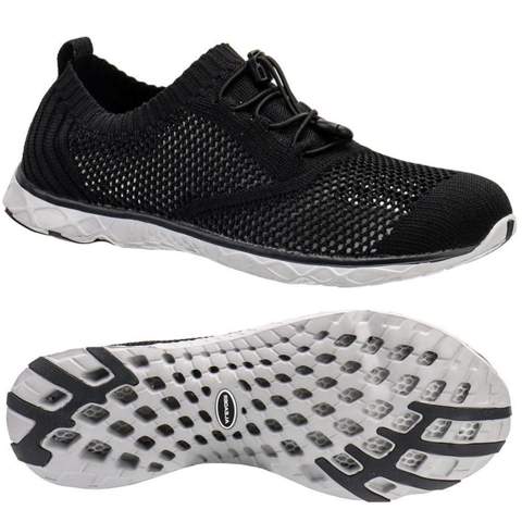 - (Sneaker, Meer, Strand)