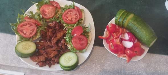 - (Frühstück, Brot, Nutella)