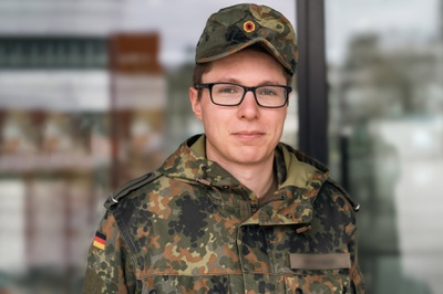 - (Zweiter Weltkrieg, oberfeldwebel)