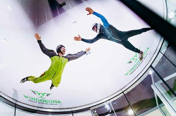 - (Freizeit, Kinder, Bungee Jumping)