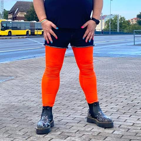 - (Körper, Kleidung, Haare)