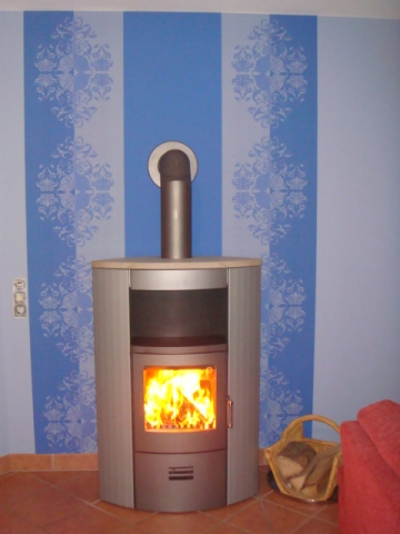 Wohnzimmer tapezieren - bisher Ruß durch Kaminofen an Tapete und Decke