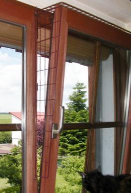 Braunes Kippfensterschutzgitter von Kramers - (Katze, Tierarzt, kippfenster)