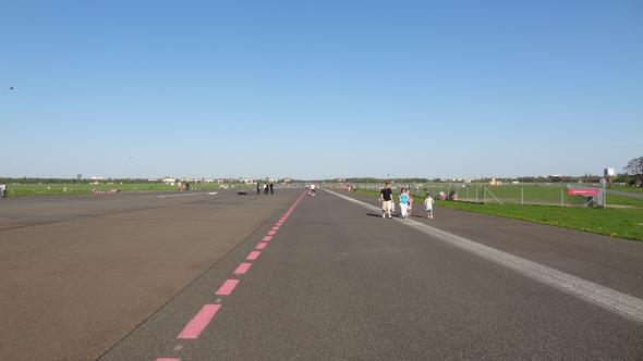 Rollfeld des ehemaligen Flughafen Tempelhof (Tempelhofer Feld) - (Berlin, Sehenswürdigkeiten, Geheimtipp)