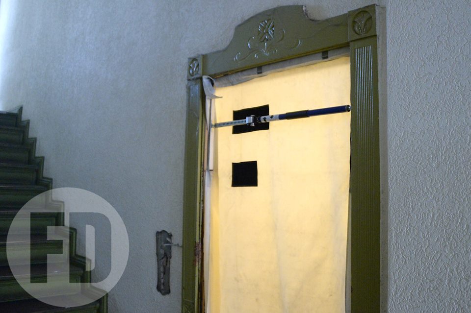 Eingeschlagene Tür nach Feuerwehreinsatz wer zahlt? (Versicherung