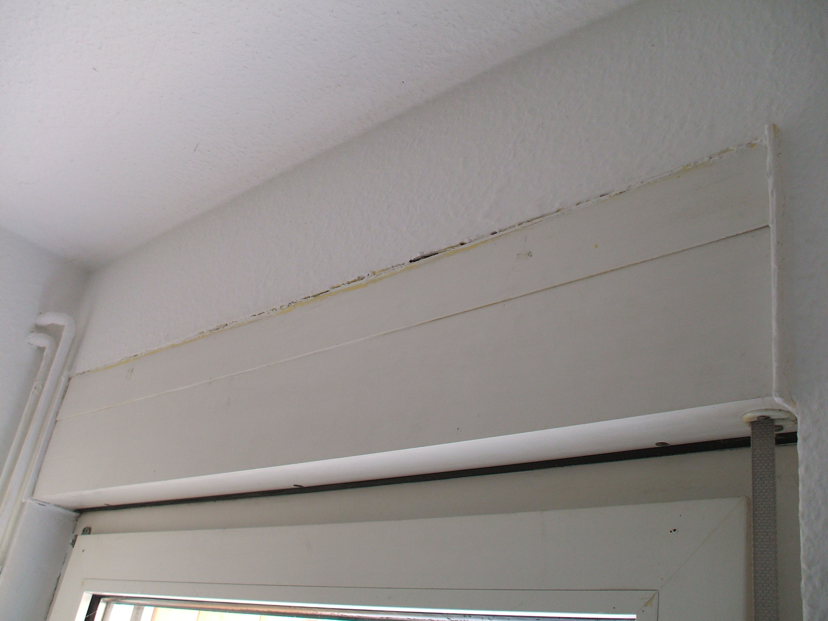 Wie man eine Rolladenkasten aus Kunststoff ohne sichtbare Schrauben? (Haushalt, Handwerk)