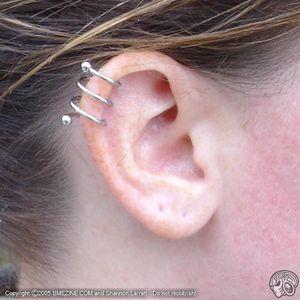 Ear Spiral Piercing in der Helix mit drei Löchern. - (Ohr, Ohrringe, EARCUFF)