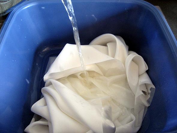 Seide sollte immer mit einem Spezialwaschmittel gewaschen werden - (Waschmittel, Wäsche waschen, Wäschepflege)
