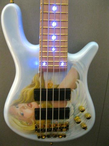 Ein Warick bass mit einer Grafik auf dem Lack (Besitzer: Andy Irvine) - (Musik, Ton, Musikinstrumente)