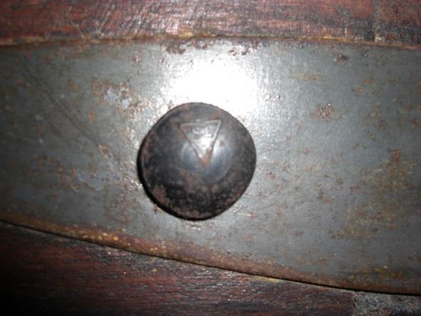 Aus welchem Holz besteht dieser rustikale Couchtisch und wie alt ist er