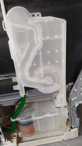 Plastikbehälter links außen  - (Spülmaschine, zanussi, zieht kein wasser)