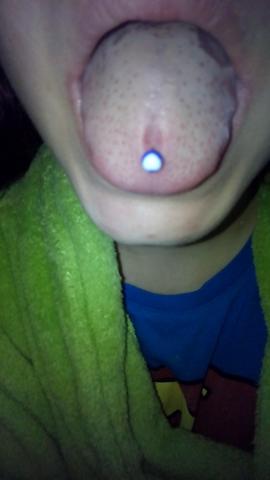 hier habe ich das piercing ruñter gezogen damit man es sieht. - (Zungenpiercing)