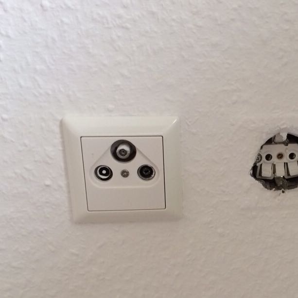 1 Kabel TV Dose aber 2 Fernseher (Fernsehen, Wohnung, neu) 1 sat anschluss 2 fernseher