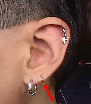 2. Ohrloch, rechts und links. (Piercing, Piercingstudio, Juwelier)