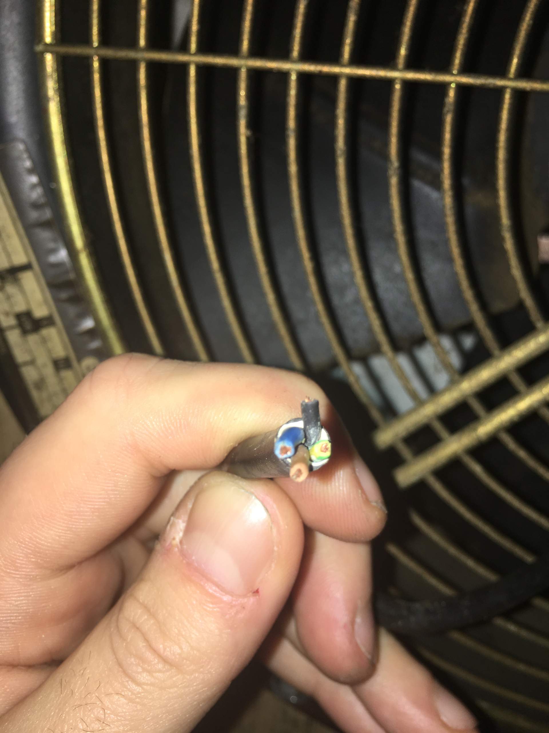 3adriges Stromkabel auf 4adriges anschließen? (Strom, Elektrik, Kabel)