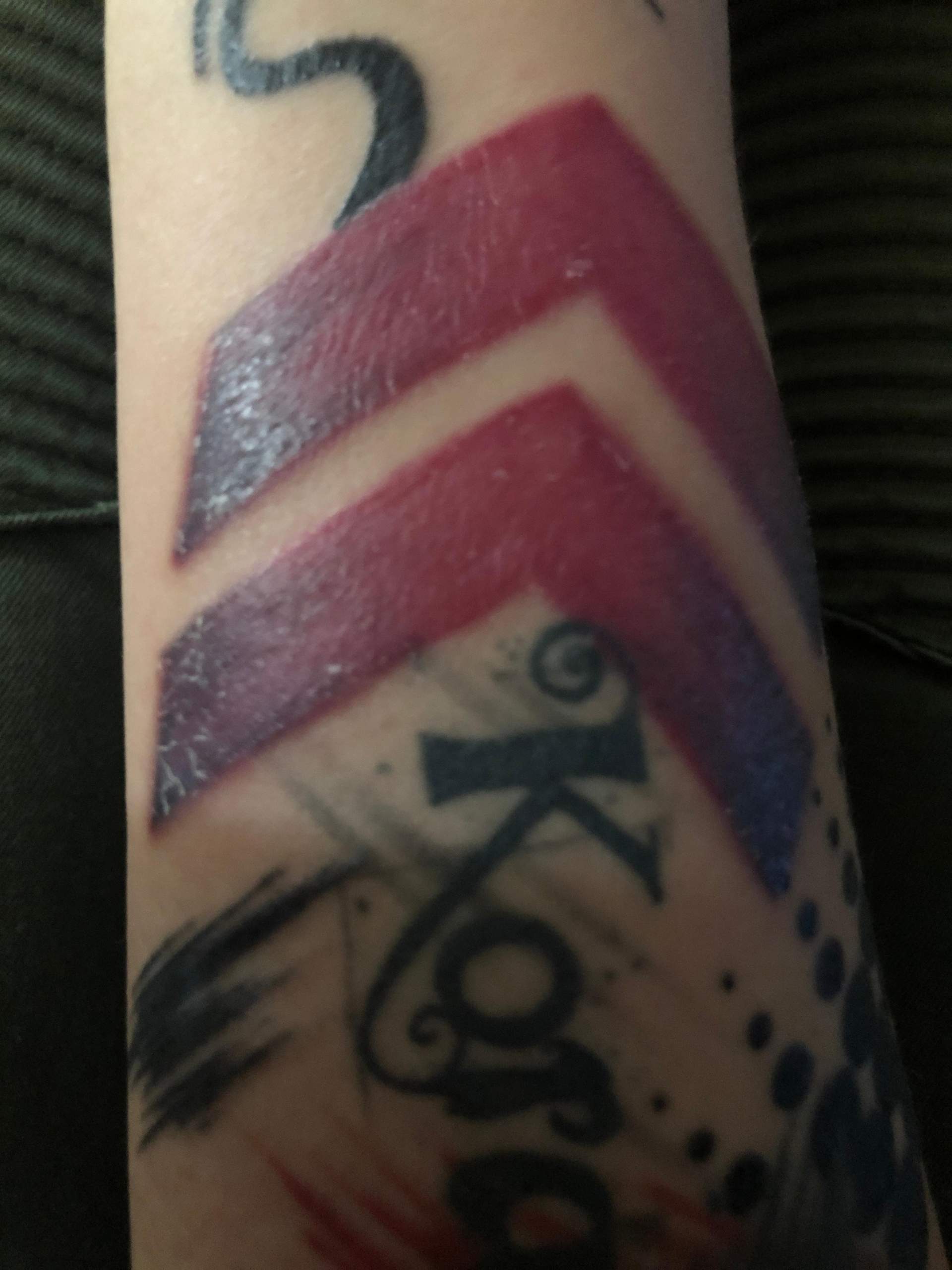 3 Wochen Altes Tattoo Juckt Wie Holle Und Ist Dick Vor Allem An Der Roten Farbe Allergie