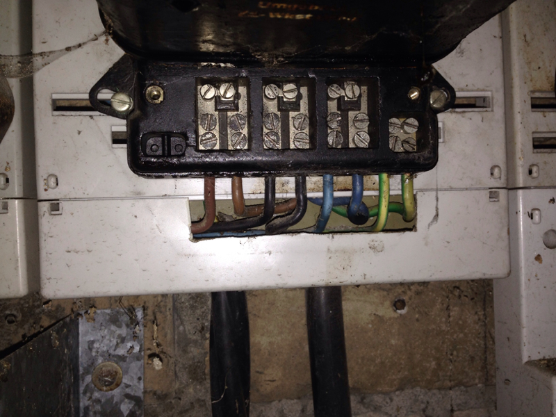 Wie klemme ich einen Zwischenstromzähler unter Spannung ab? (elektro, umbauen,