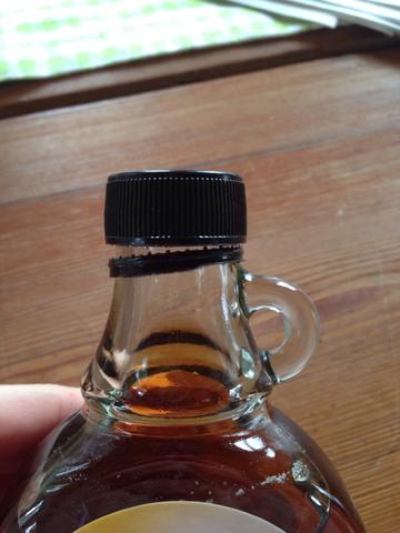 kleiner Henkel an der Flasche eines Ahornsirups  - (Kanada, Flasche, Ahorn)