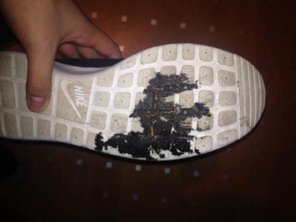So sieht es unter den Schuhen aus - (Schuhe, Zement)