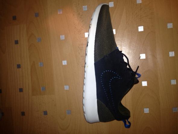 So sieht es an der Seite aus - (Schuhe, Zement)