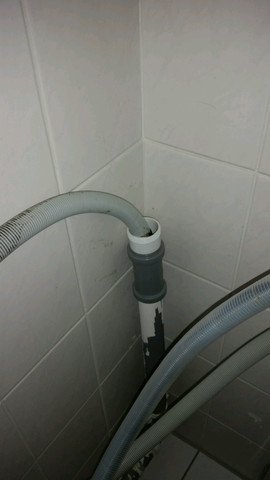 Ablaufschlauch der Waschmaschine zu klein für Abwasserrohr. Wie