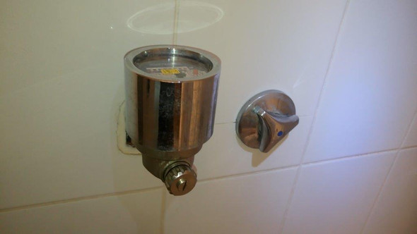 Wasserzähler Warmwasser / Abdrehhahn Kaltwasser - (Wasserschaden, Sanitär, Badezimmer)