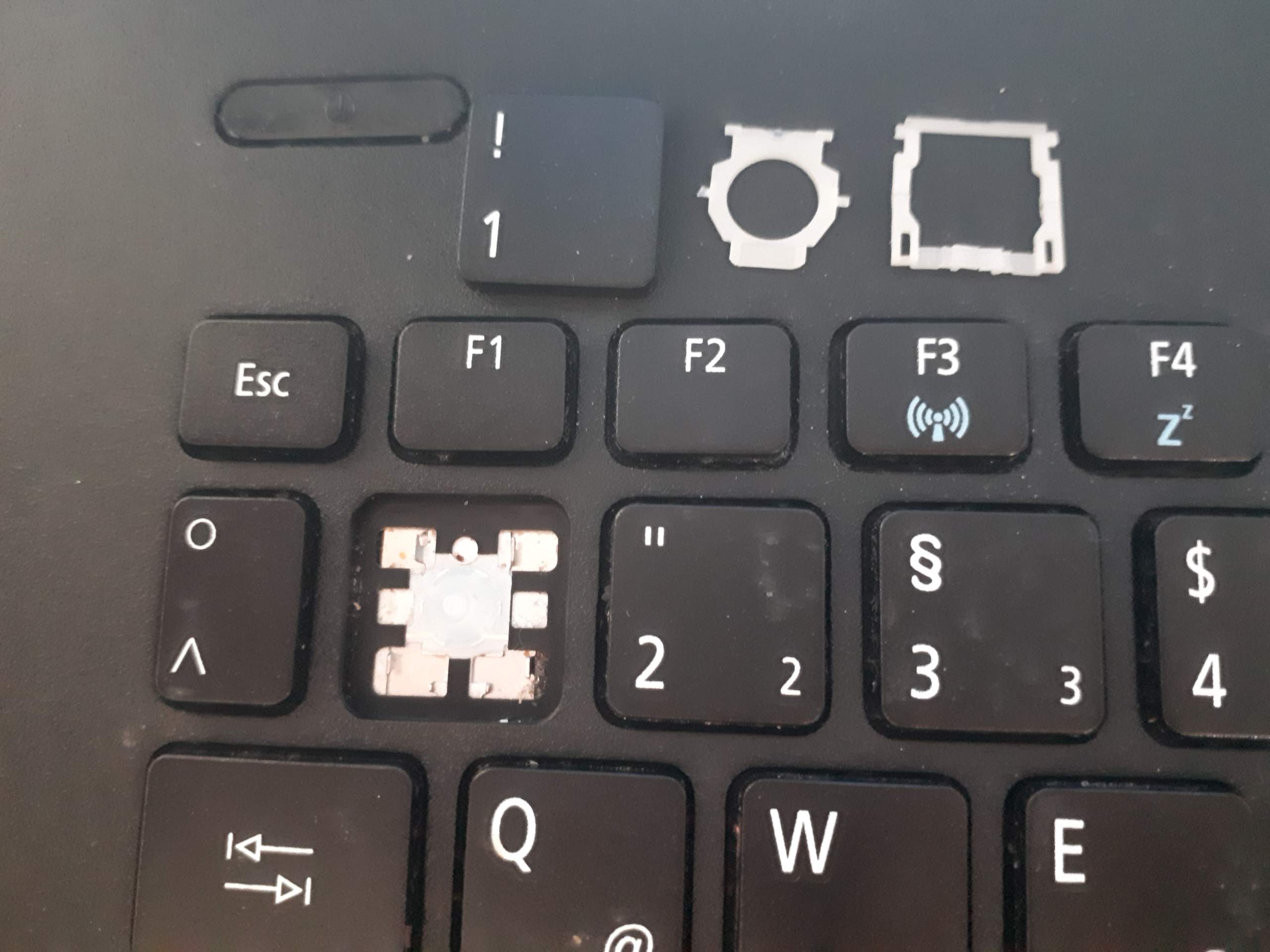 Acer Aspire ES1-731 Laptop Taste wieder einbauen? (Computer, Technik, Spiele und Gaming)