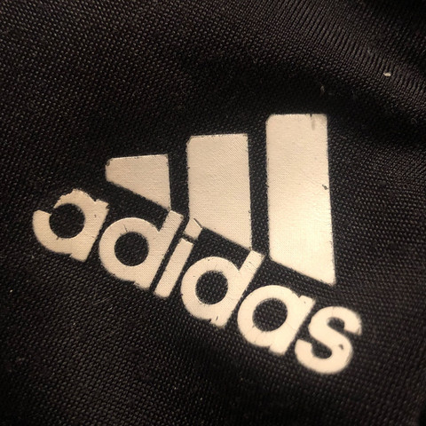 Das ist das Adidas Zeichen von der Hose - (Mode, Hose, Jacke)