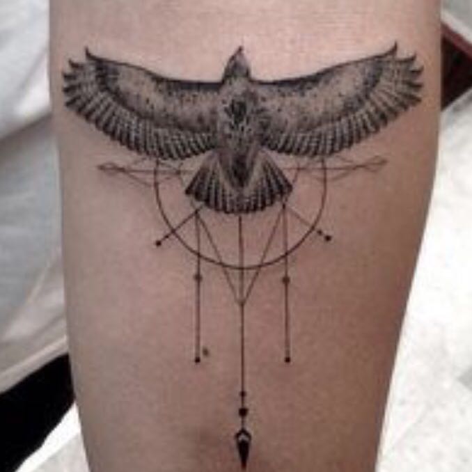 Kann mir jemand sagen was bei diesem Tatoo der Kreis und die Striche