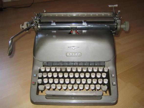 Alte Adler Schreibmaschine,brauche modellnummer und Farbband (schwarz) - (Freizeit, Schreibmaschine, Adler)