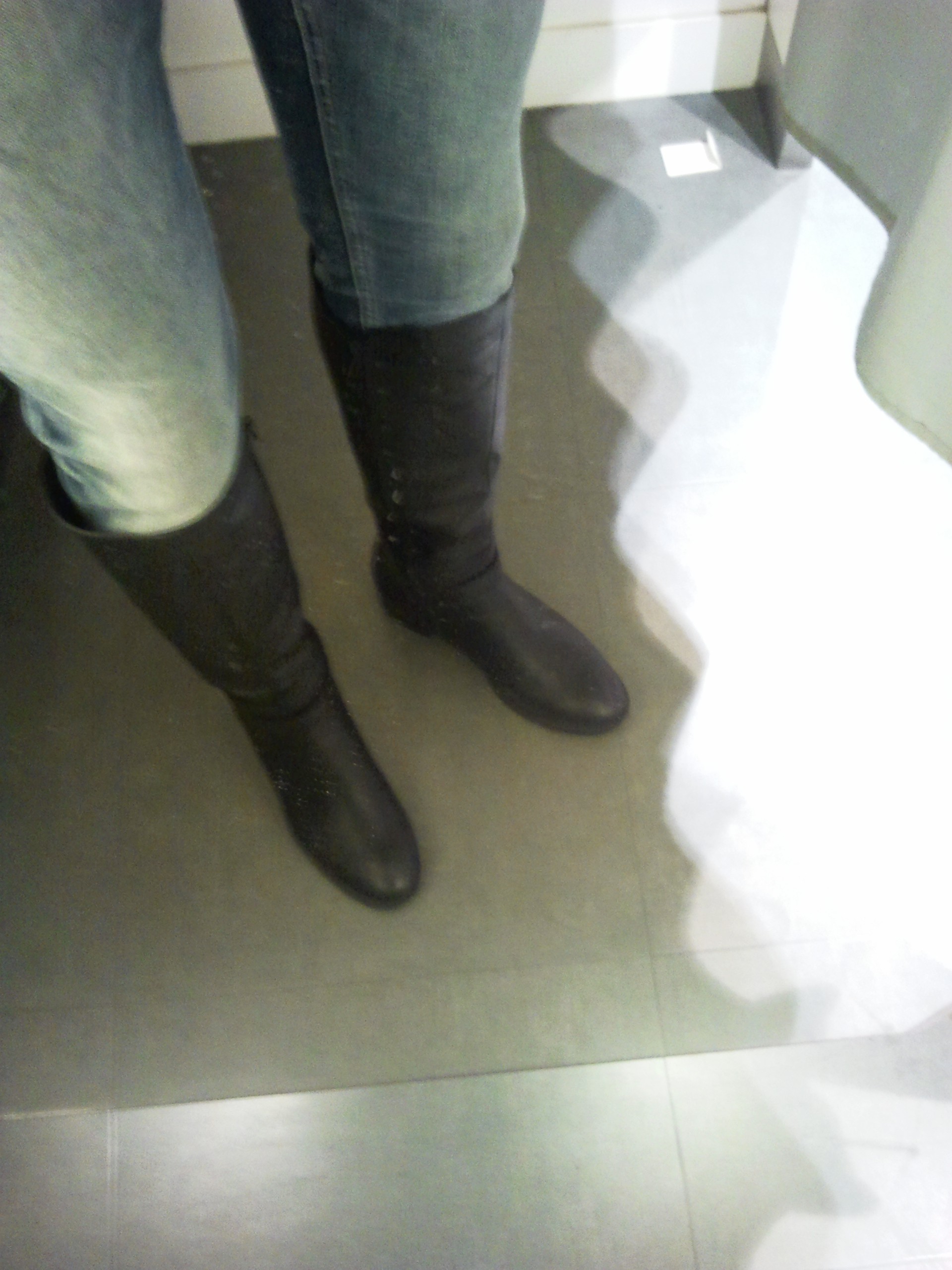 Als Junger Mann Frauenstiefel Mit Einer Skinny Jeans Kombinieren Frauen Mode Manner