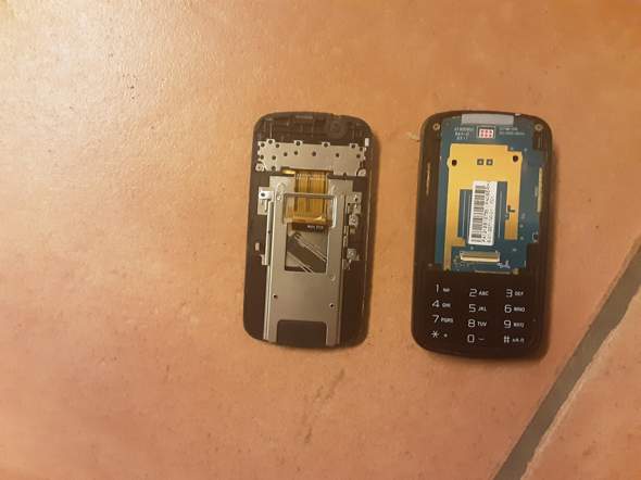 Altes Handy kaputt /zerstört /in 2 Teile ? Sony Ericsson?