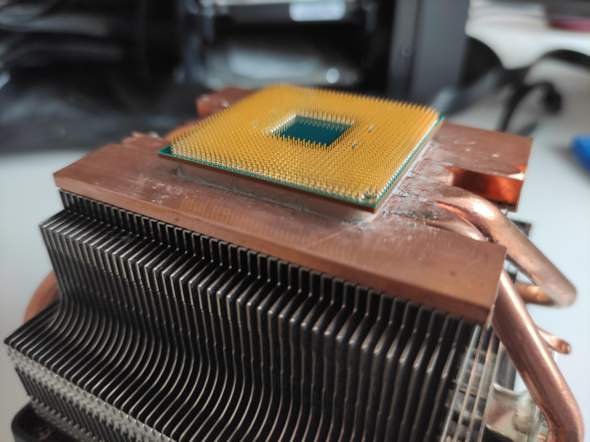 AMD CPU fest auf Kühler?
