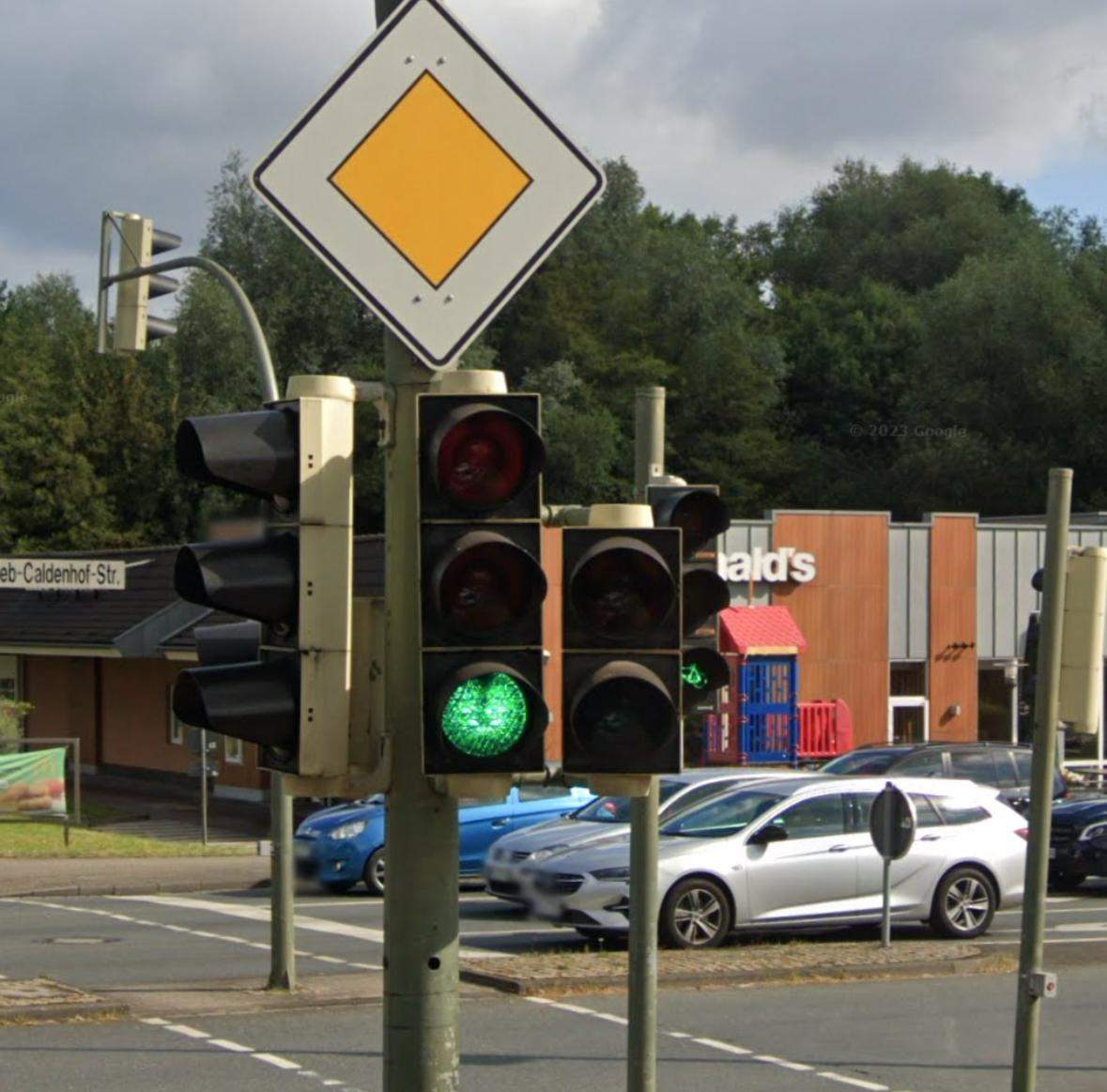 Ampel geradeaus Grün nach rechts Ampel aus? (Auto, Führerschein ...
