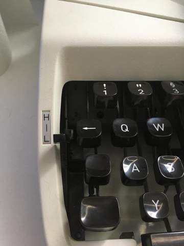 An meiner Schreibmaschine gibt es seitlich einen kleinen Hebel und die Buchstaben H I L. Was bewirkt dieser Hebel, oder wofür stehen die Buchstaben?