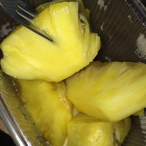 Hier die braune Flecken der Ananas Stücken .  - (Essen, Obst, Ananas)