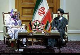 Angelehnt an die Frauenrechts-Proteste in Iran... warum musste Claudia Roth, bei einem Besuch in den Iran, ein Kopftuch tragen.. und Angela Merkel nicht?
