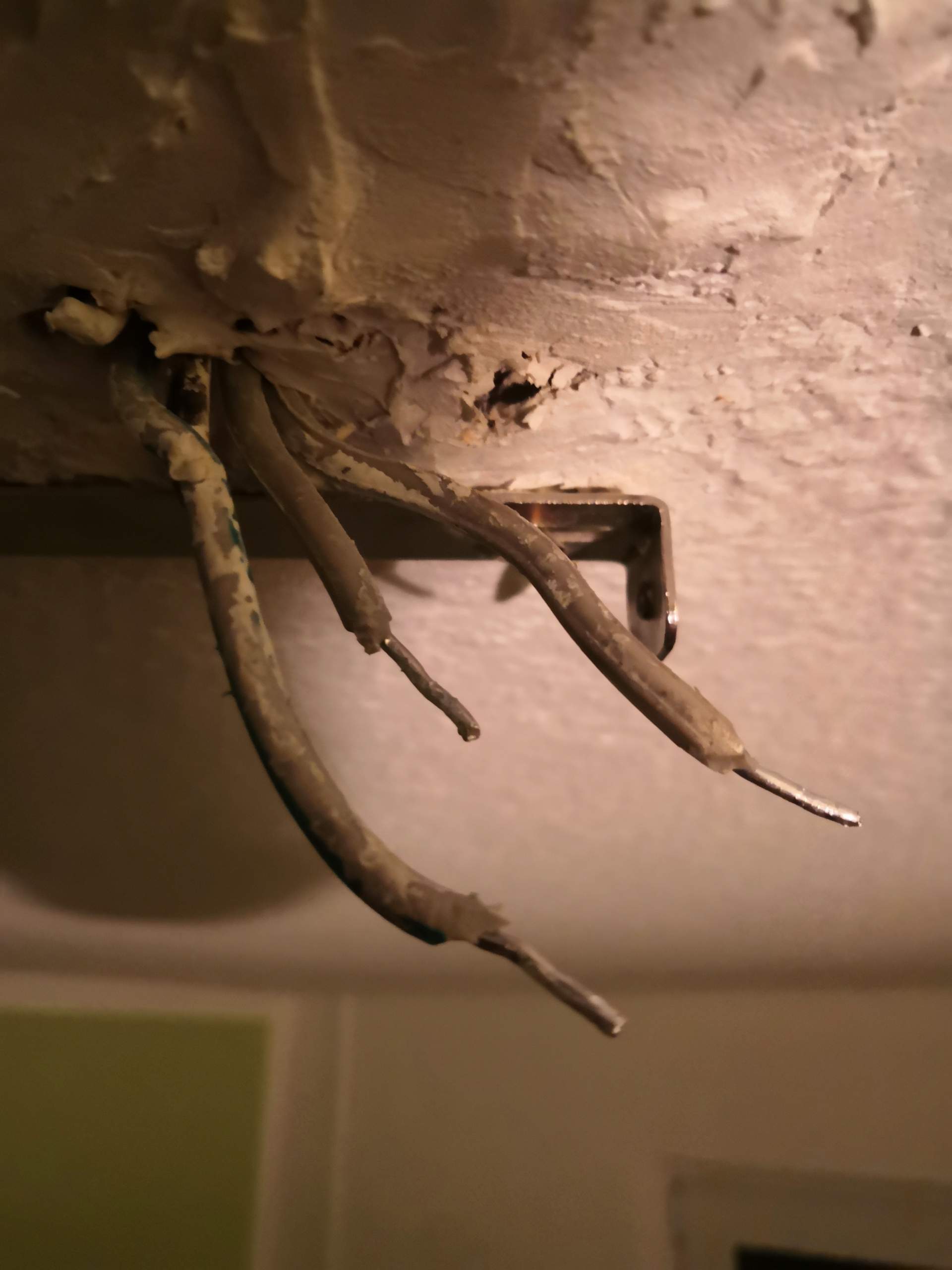 Anschließen einer Deckenlampe - Kabel aus Wand farblos? (Technik