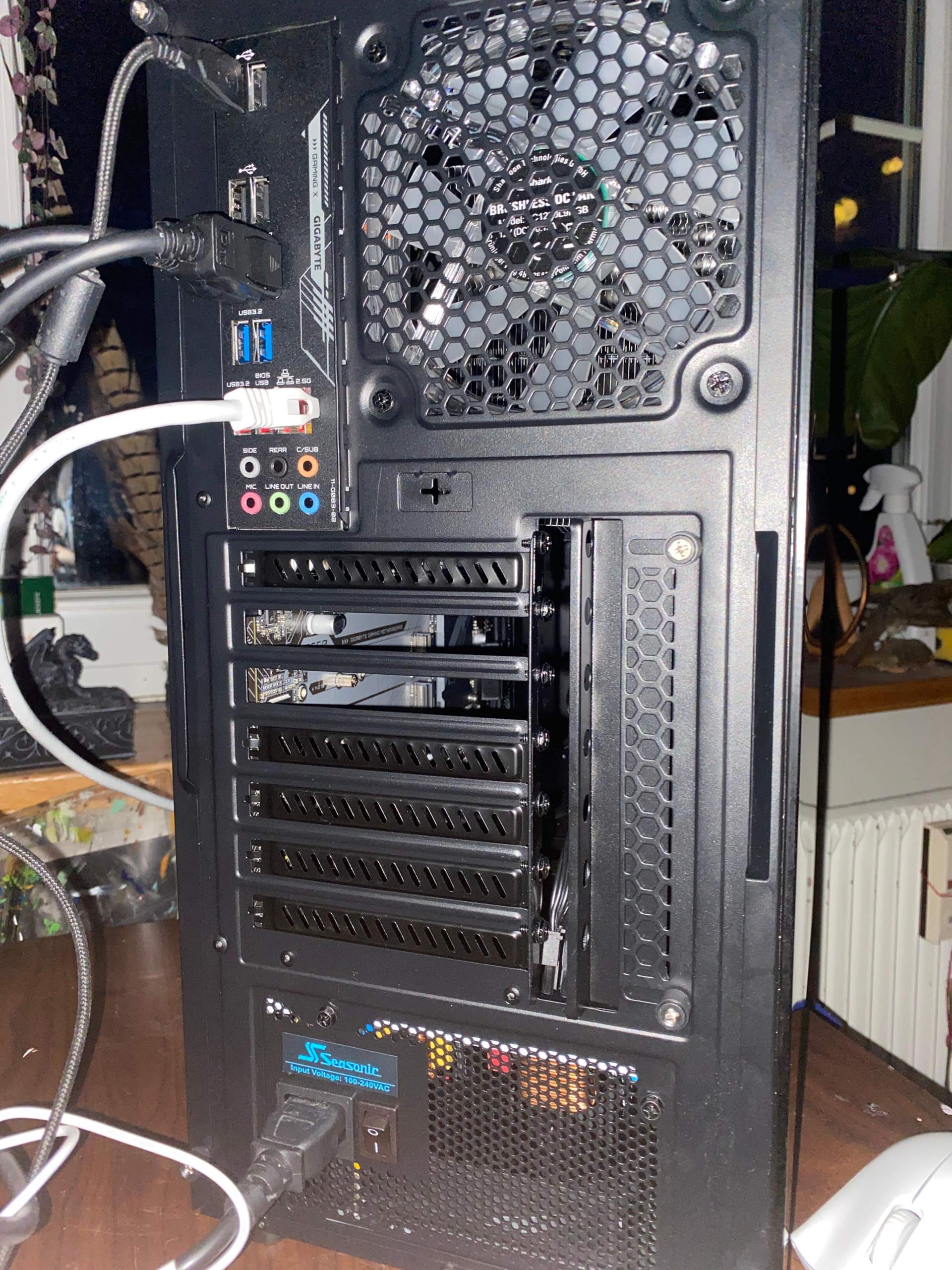 Anschluss an Grafikkarte fehlt? (Gaming PC, Mainboard, Monitor)