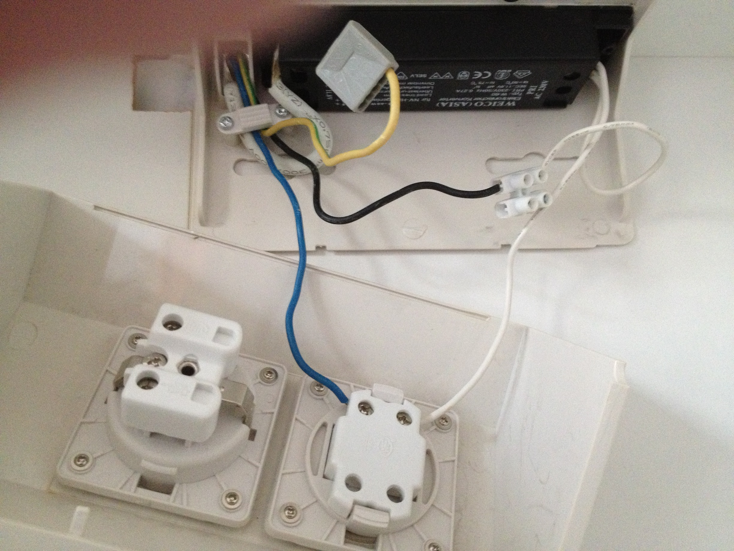 Anschluss eines Spiegelschranks mit Licht und Steckdose (Elektrotechnik