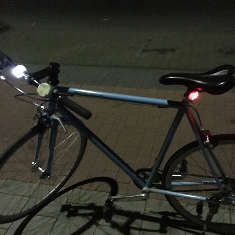 Hier ein Bild von meinem Fahrrad mit den Lichtern  - (Gesetz, Licht, Straßenverkehr)