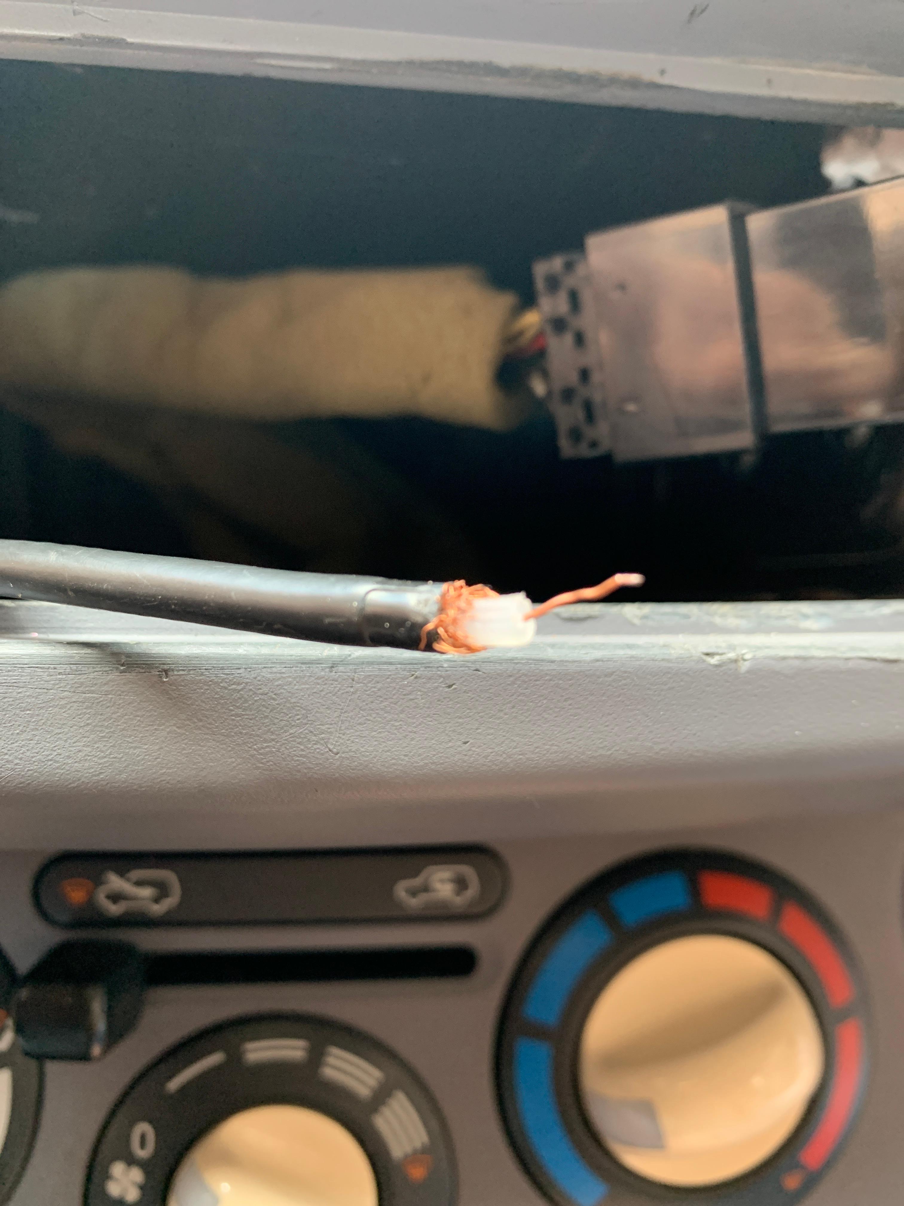 Antennenkabel an Auto Radio stecken? (Technik, Technologie, Elektronik)