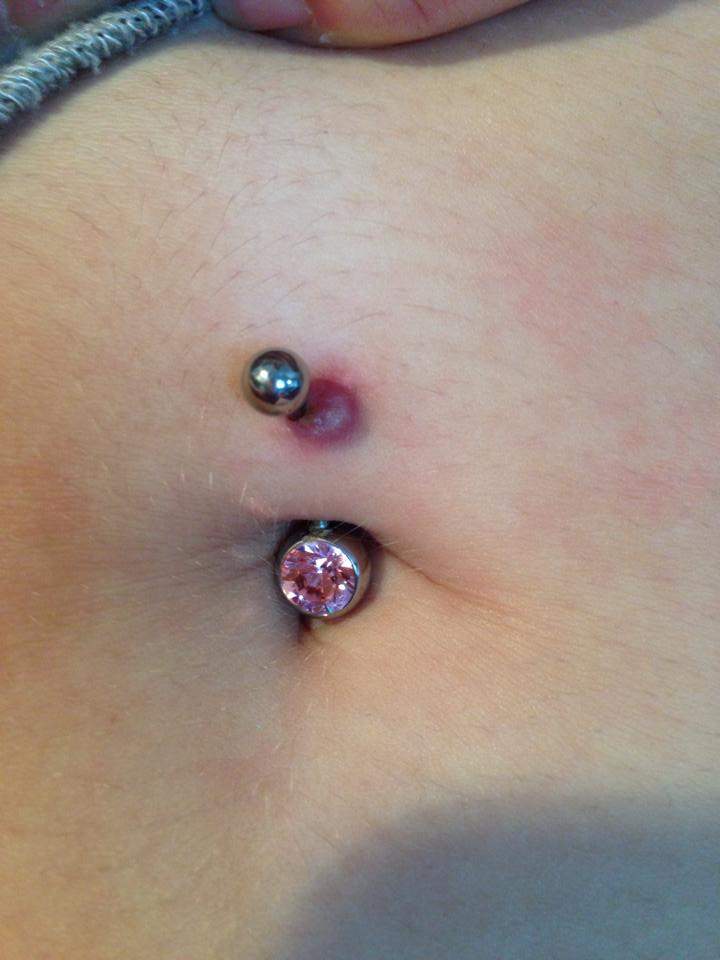 art blase am bauchnabelpiercing (Piercing, rot, Druck)