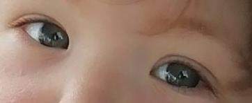 wenig asiatisch Kinder Kind Mädchen Abdeckung seine Augen mit