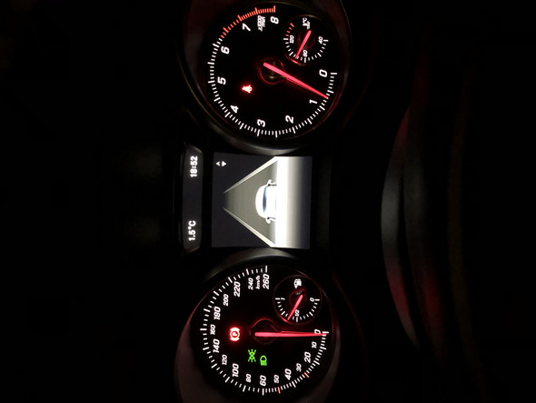 Assistenzgrafik Im Display Bei Mercedes Technik Technologie Auto