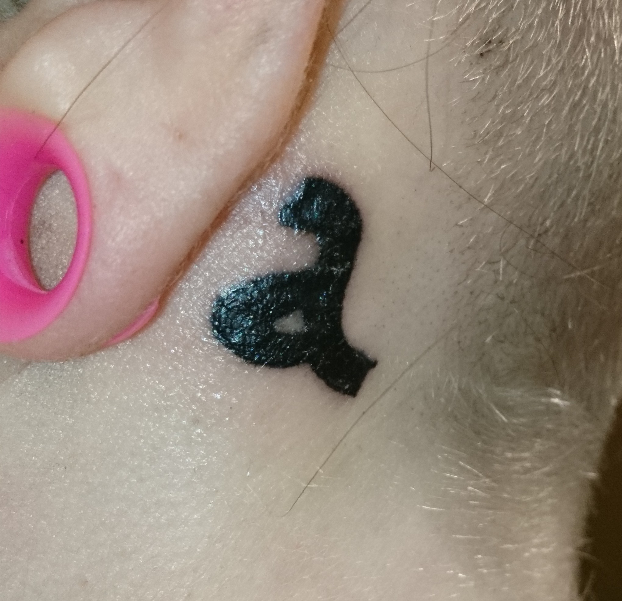 Auf mein neues Tattoo sind kleine beulen/knubbel? Und kann ich ganz