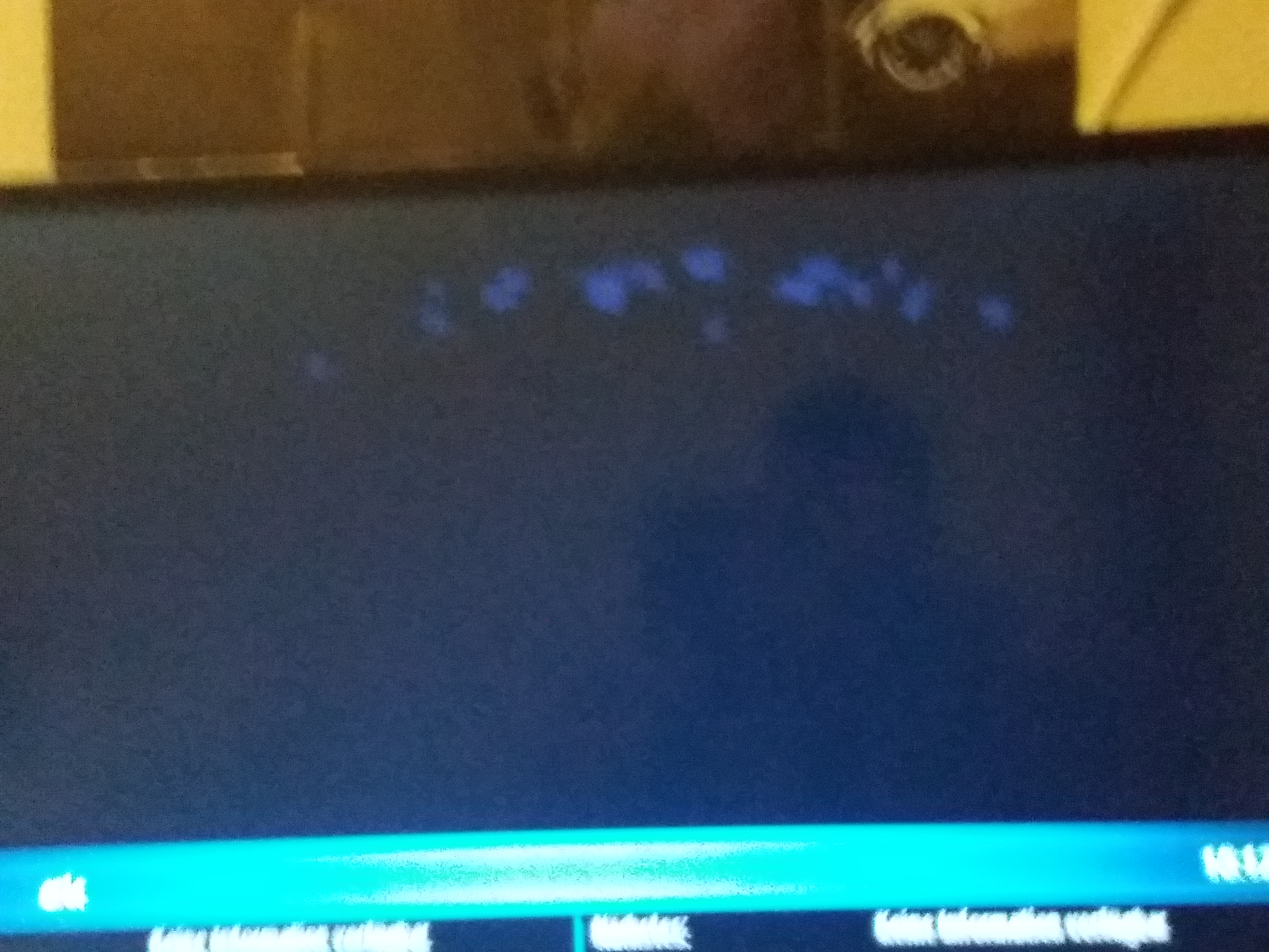 Auf meinem Fernseher (Medion) sind blaue Flecken. Diese sind vorallem bei schwarzem Hintergrund