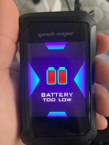 Auf meiner neuverpackten E-Shisha steht ganze Zeit „Battery to Low“ obwohl ich es lade?