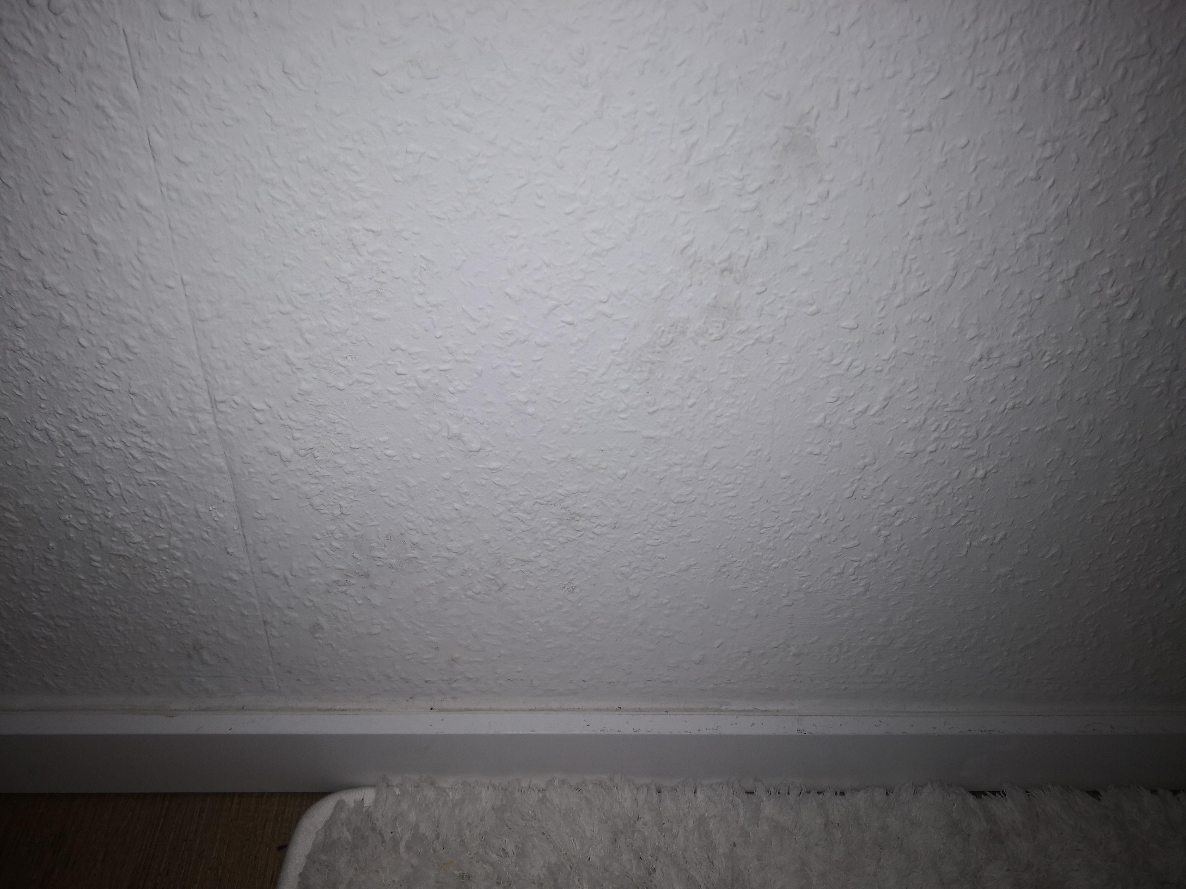 Aufeinmal Flecken an der Wand. Ist das Schimmelbildung im ...
