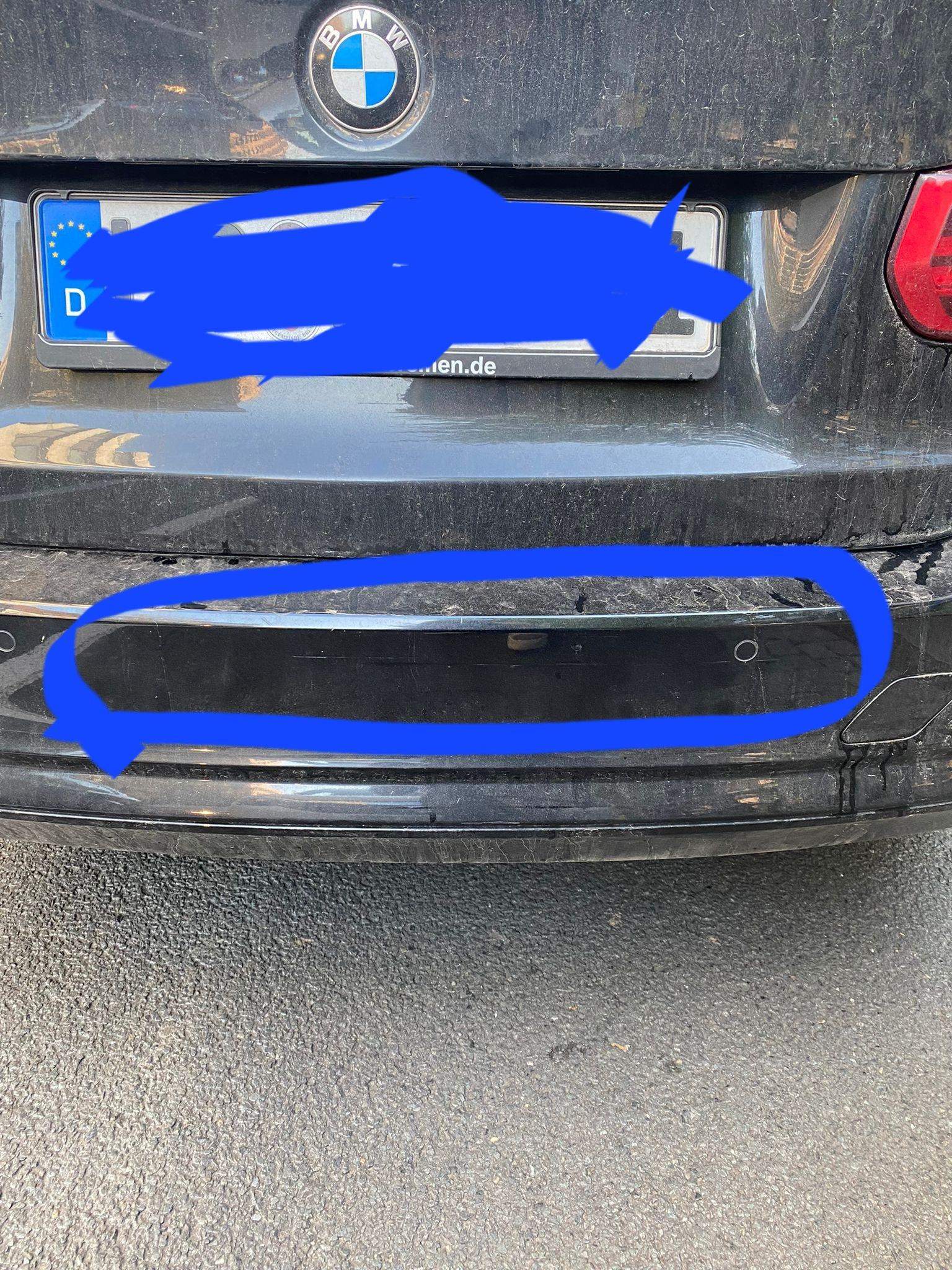 Der rechte rückspiegel eines autos zerbrach, als es von einem anderen  fahrzeug angefahren wurde